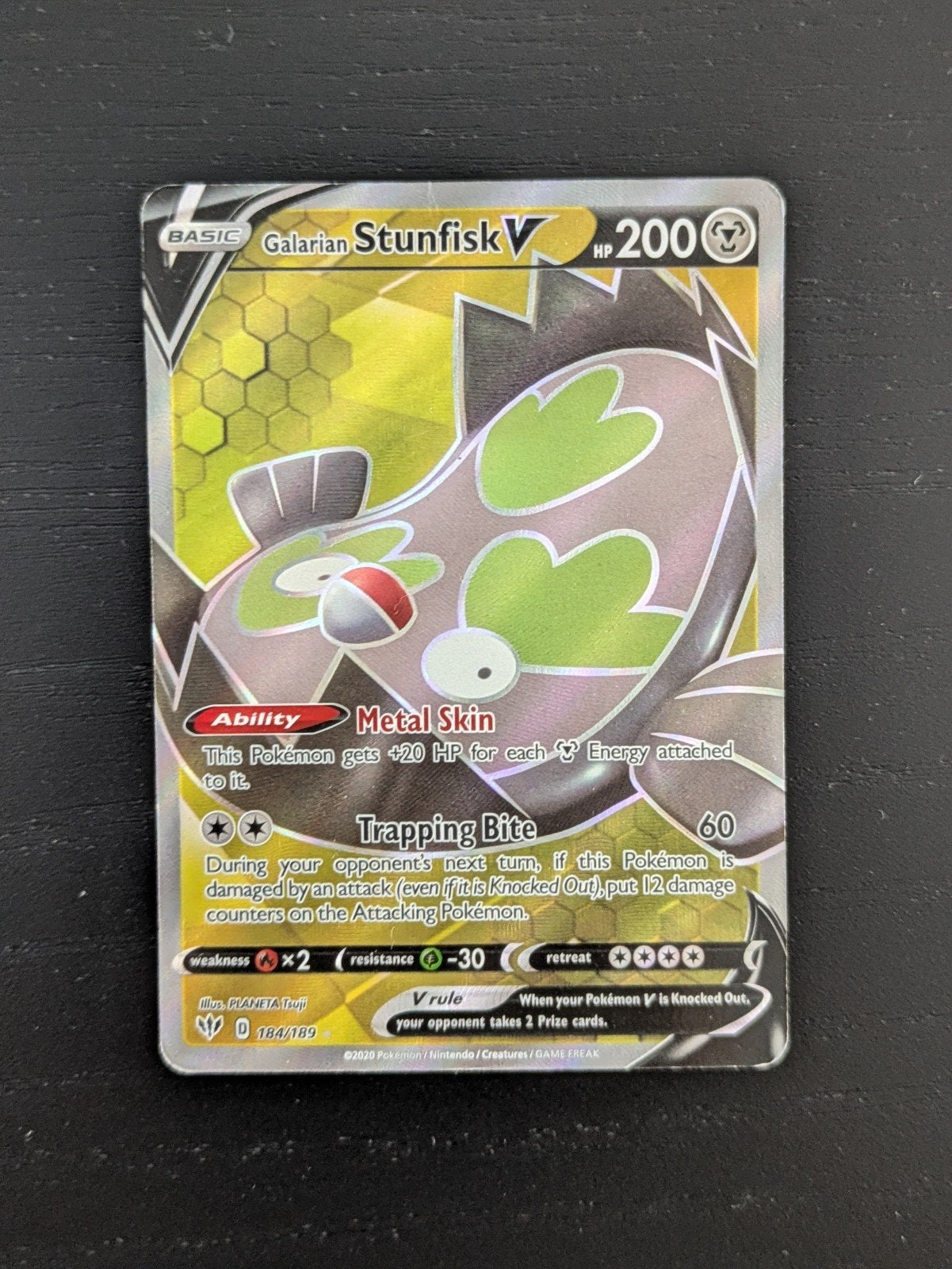 Galarian Stunfisk V Pokémon Kaart - Zo goed als nieuw, Ophalen of Verzenden, Zo goed als nieuw, Losse kaart, Foil