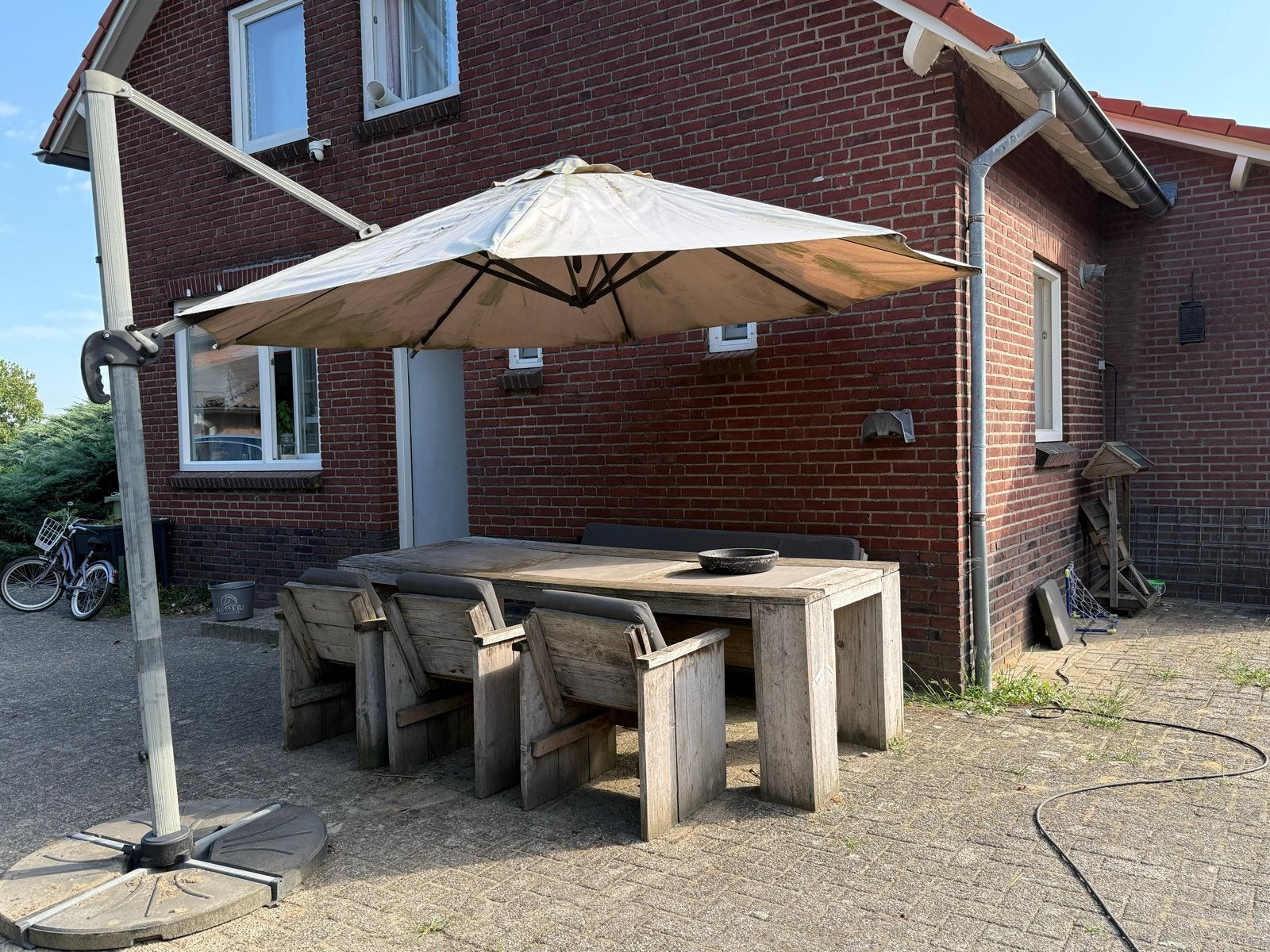 Robuuste houten tuinset met bank en stoelen en parasol, Ophalen, Gebruikt, 6 zitplaatsen, Hout