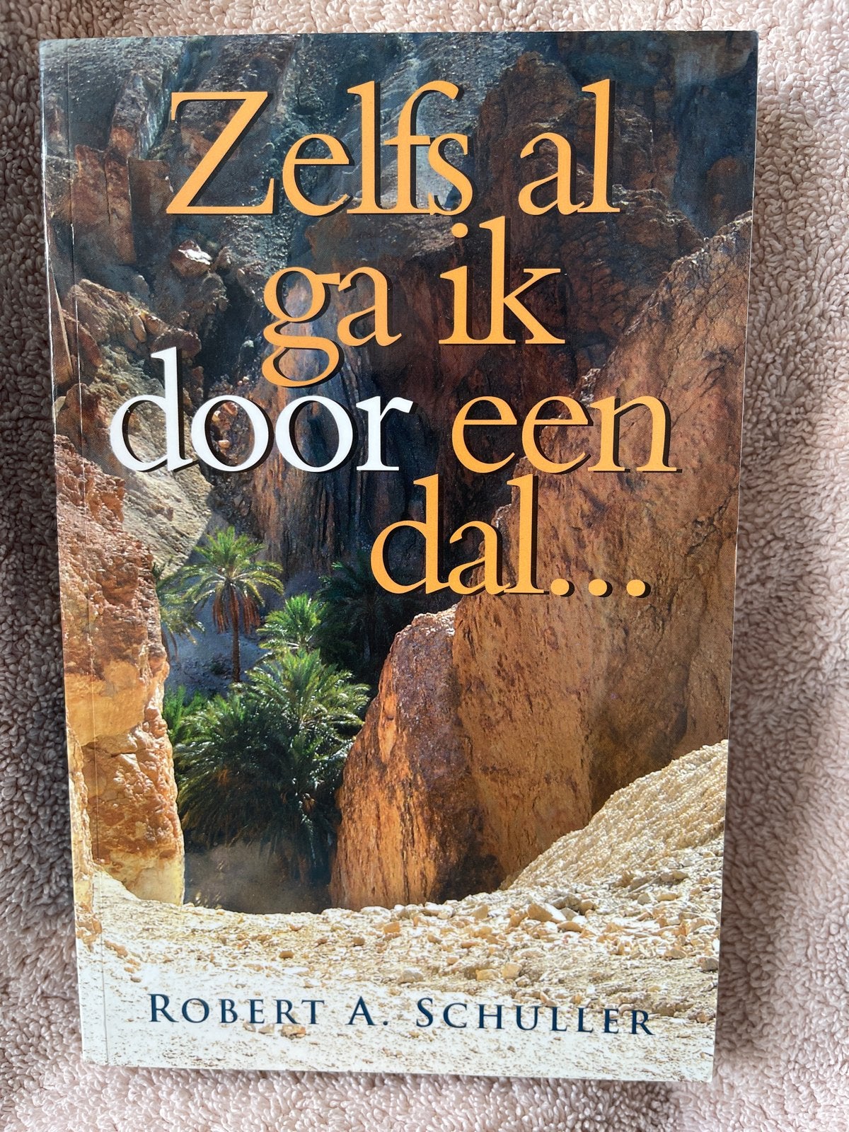 Zelfs al ga ik door een dal... - Robert A. Schuller, Verzenden, Zo goed als nieuw, Christendom | Protestants
