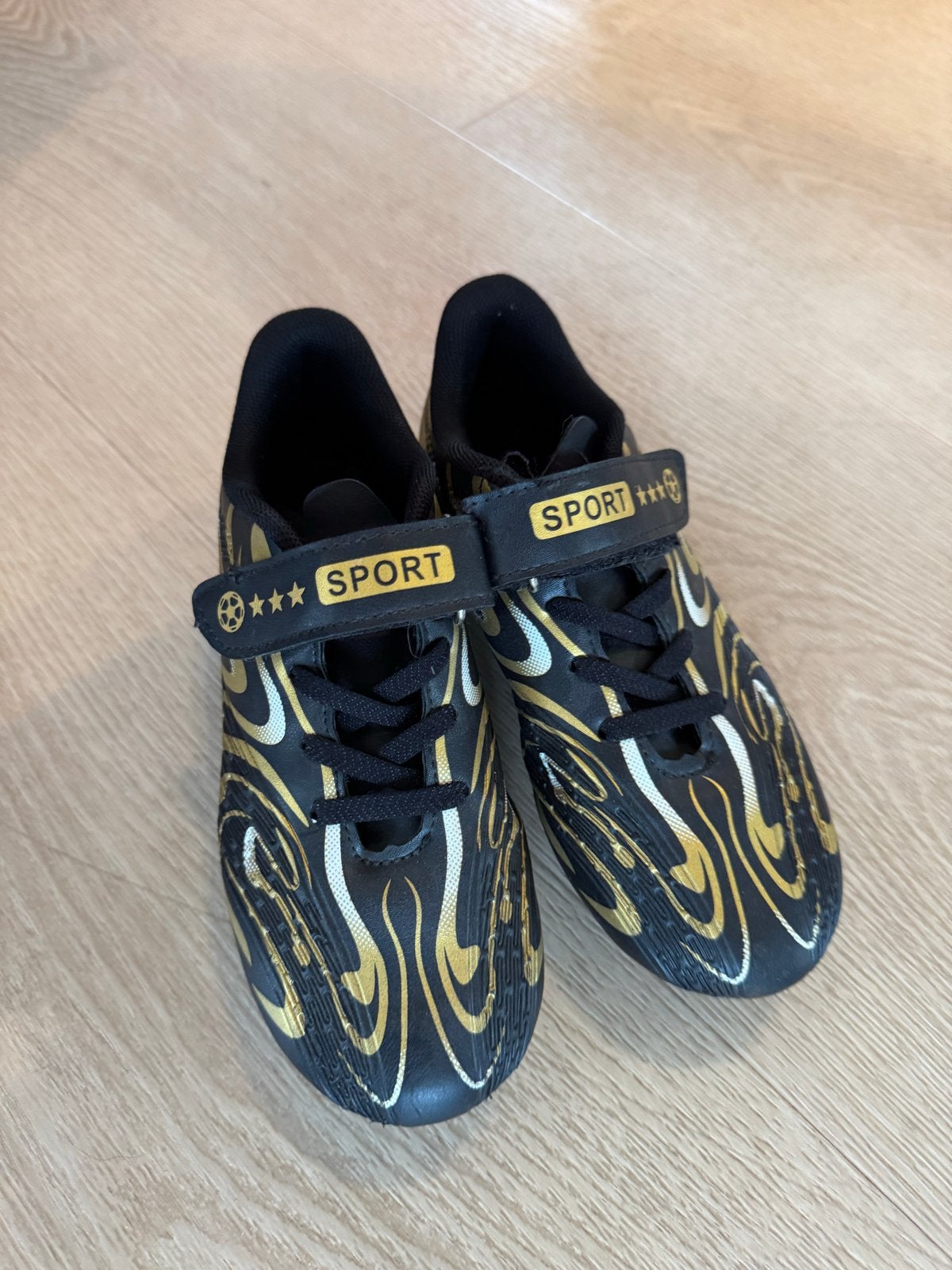 Voetbalschoenen maat 32 - Zwart/Goud, Maat XS of kleiner, Ophalen of Verzenden, Gebruikt, Schoenen