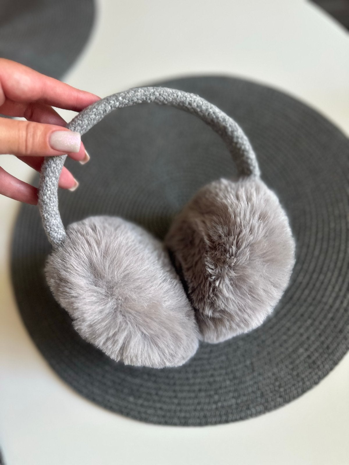 Fluffy Grijze Faux Fur Oorwarmers, Ophalen of Verzenden, Zo goed als nieuw, Maat 38/40 (M), Muts
