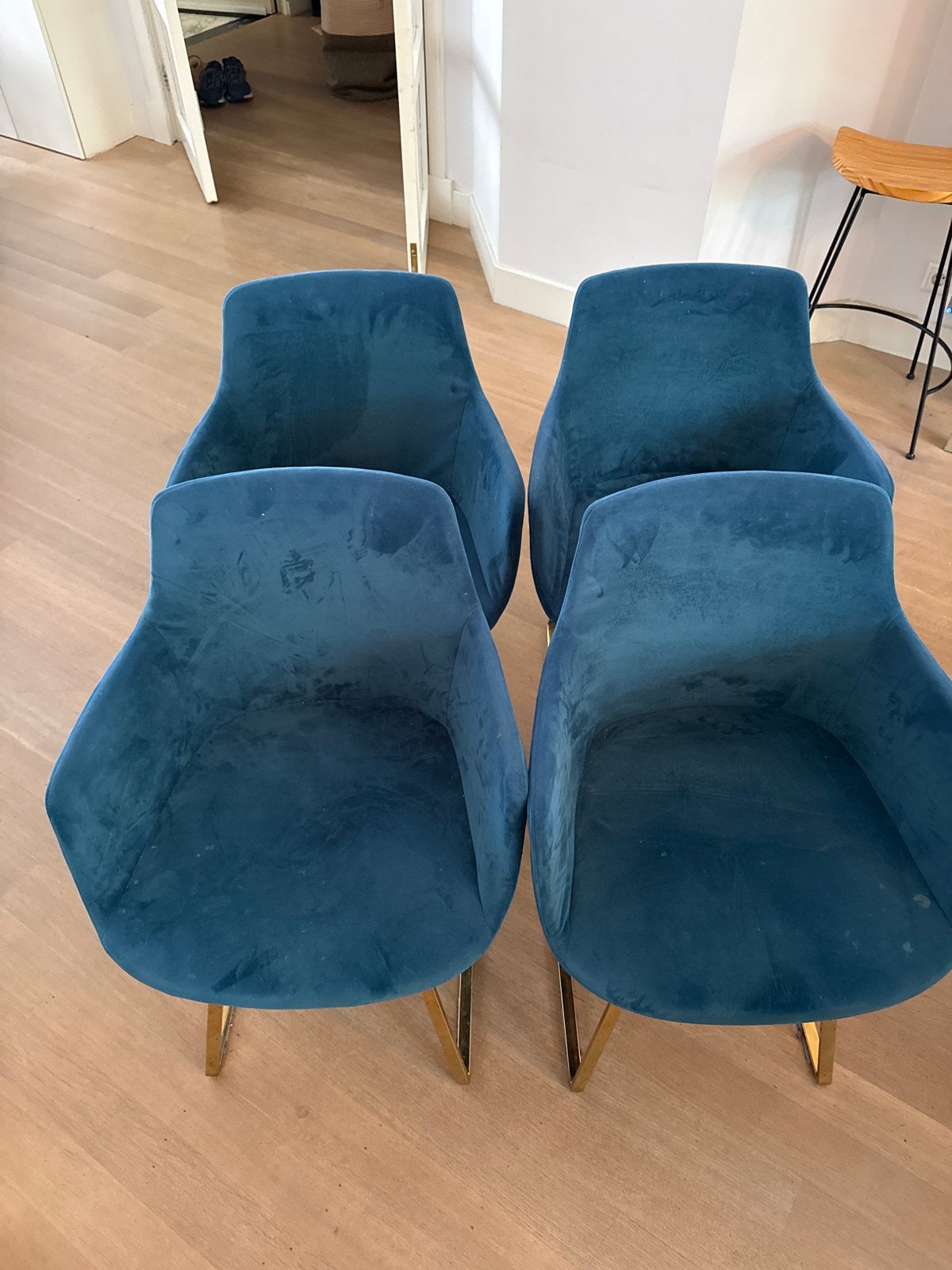 Set van 4 blauwe fluwelen eetkamerstoelen met gouden poten, Huis en Inrichting, Stoelen, Ophalen, Gebruikt, Blauw, Stof