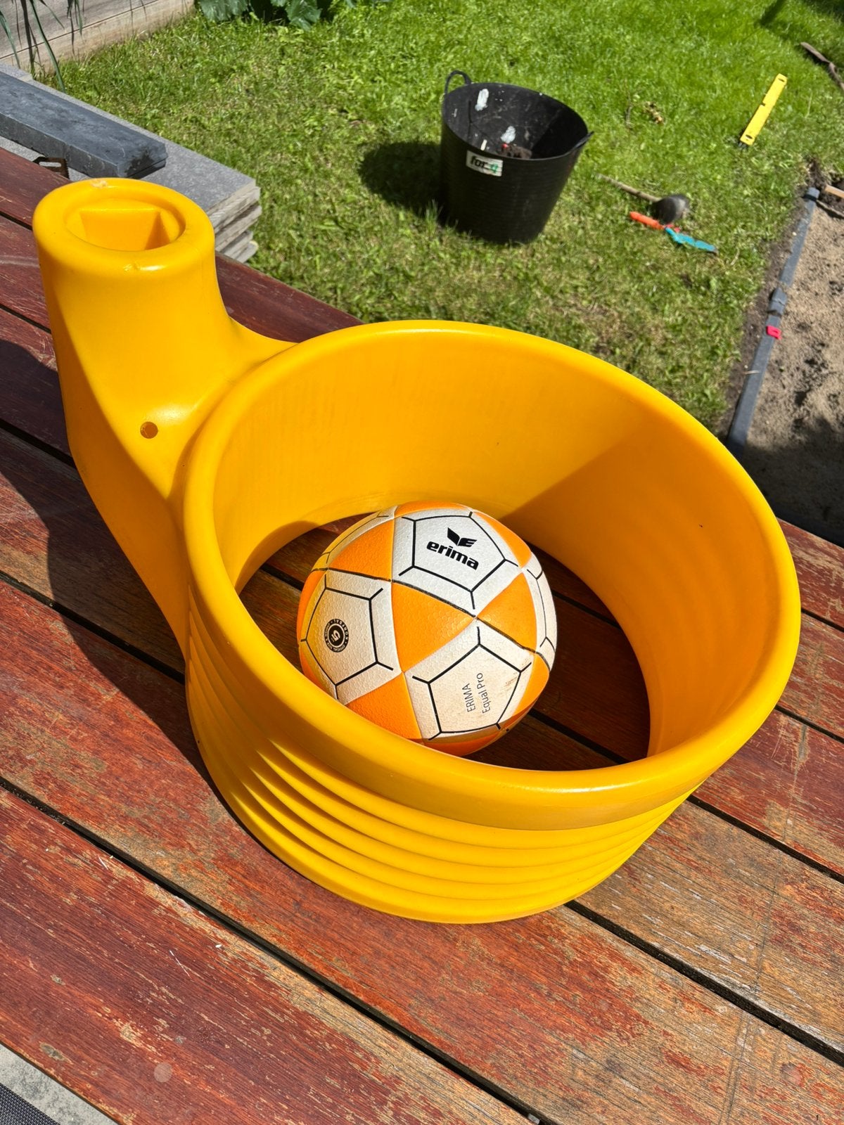 Korf + bal in goede staat, Ophalen, Zo goed als nieuw, Bal