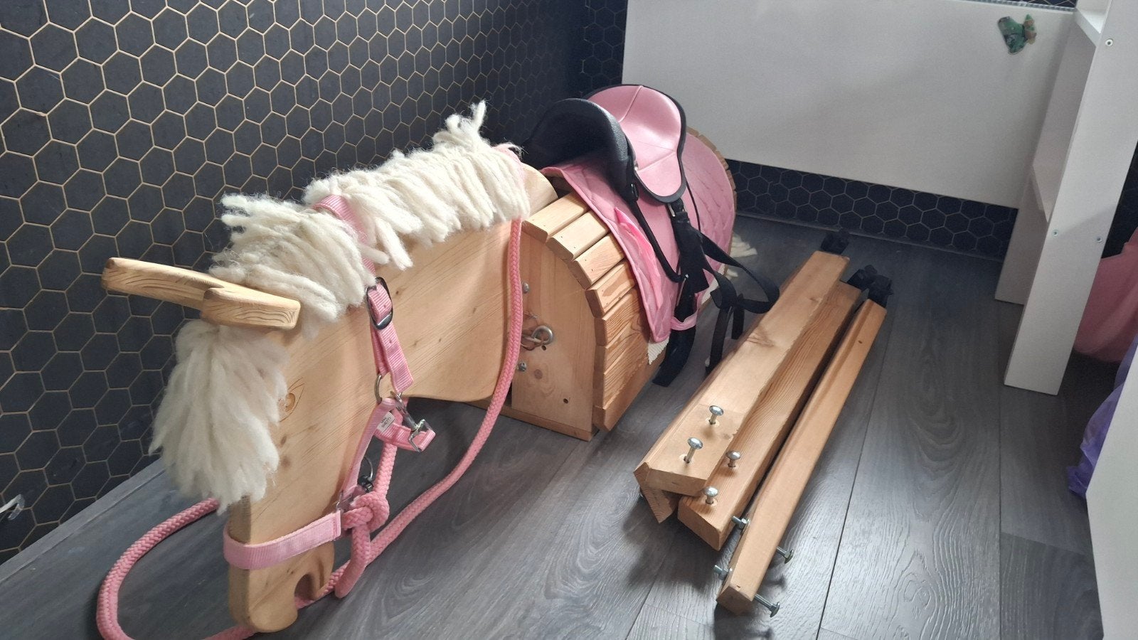 Houten speelpaard met roze zadel en hoofdstel, Ophalen, Zo goed als nieuw, Jongen of Meisje