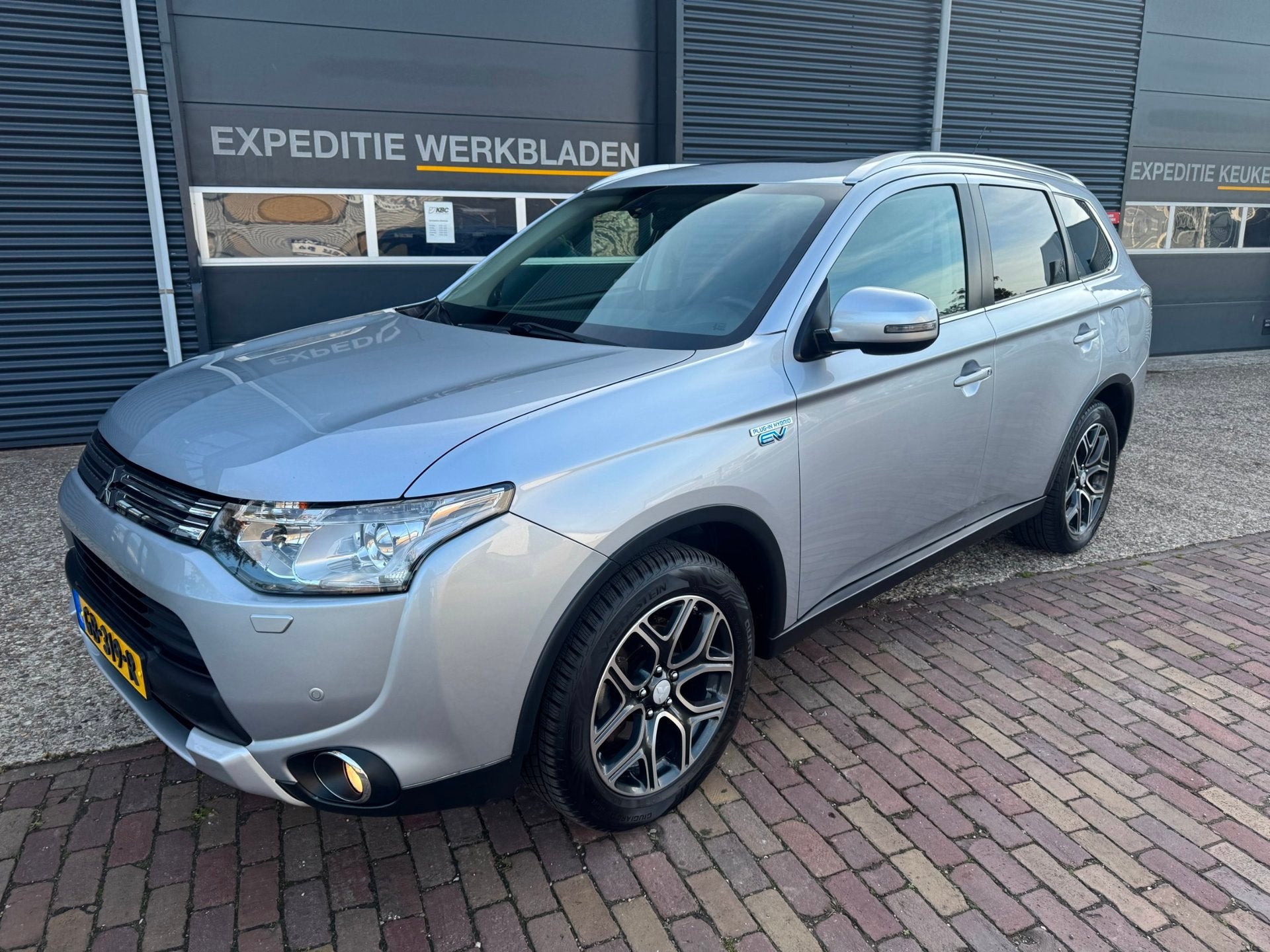 Mitsubishi Outlander 2.0 PHEV Instyle X-Line automaat, 1998 cc, 4 cilinders, Vierwielaandrijving, Hybride Elektrisch/Benzine