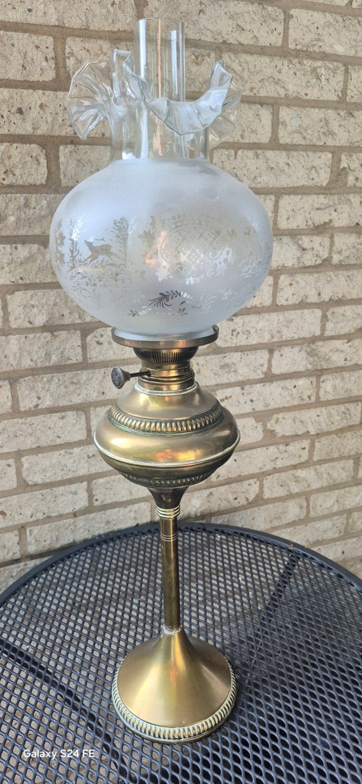 Antieke olielamp met geëtst glas en messing voet, Antiek en Kunst, Ophalen
