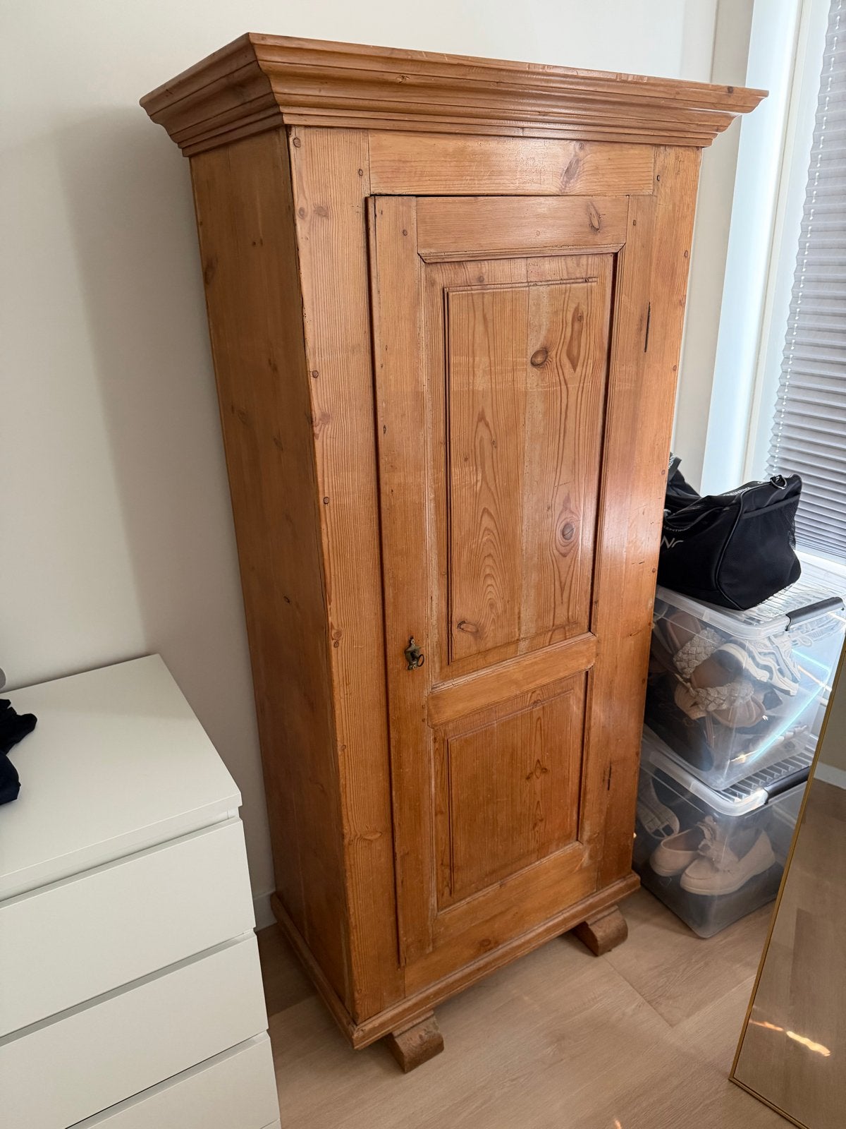 Antieke grenen kast met planken, Ophalen