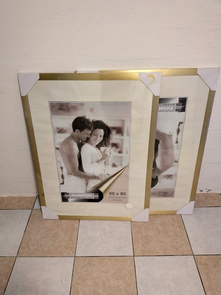 Twee goudkleurige fotolijsten foto 60x40, Ophalen, Metaal, Nieuw, Standaard fotolijst