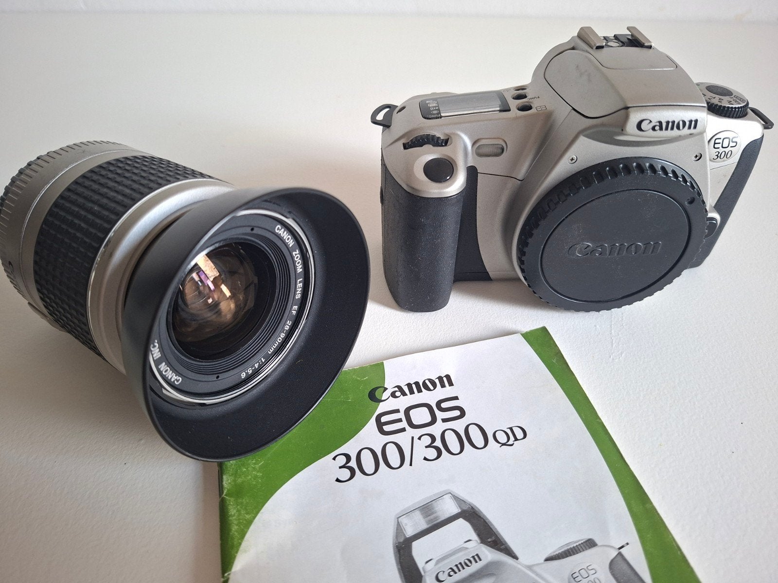 Canon Eos 300 Analoge camera inclusief 2 lenzen, Ophalen of Verzenden, Spiegelreflex, Canon