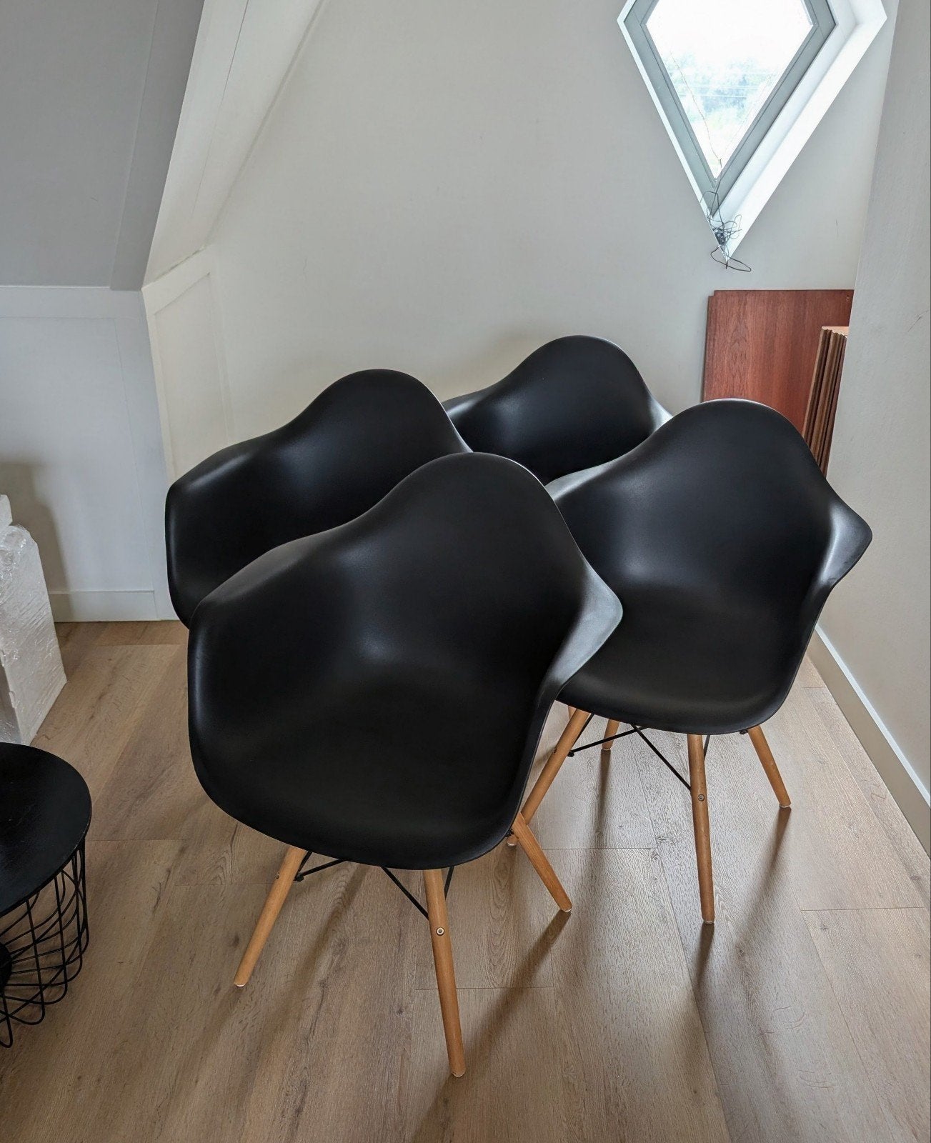 [MOET WEG] 4 zwarte Eames-stijl stoelen met houten poot, Huis en Inrichting, Ophalen, Gebruikt, Zwart, Modern, Eames-stijl