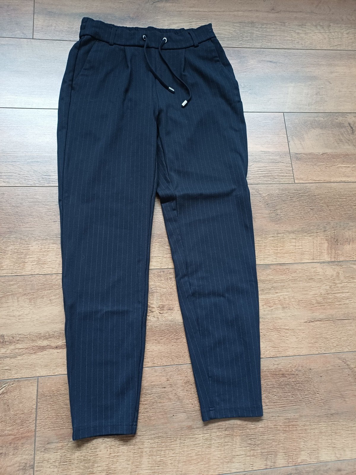 Comfortabele donkerblauwe broek met subtiele krijtstreep 34, Blauw, Nieuw, Ophalen of Verzenden, Maat 34 (XS) of kleiner