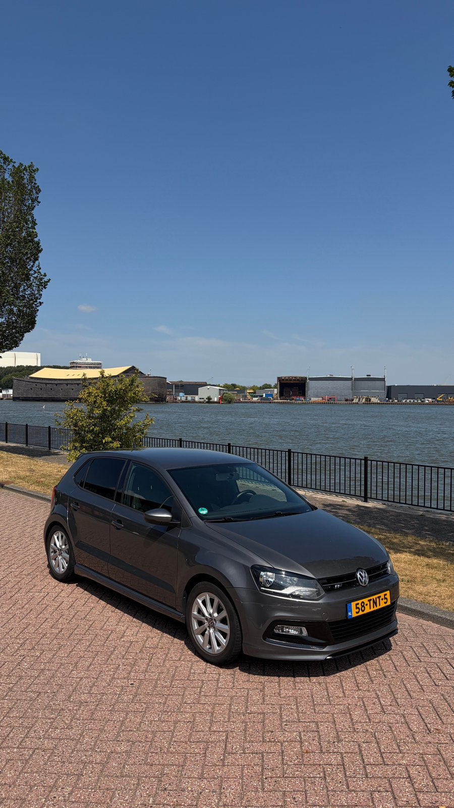 Volkswagen Polo 1.2 TSI R-Line 77KW 2012 Grijs, Auto's, Voorwielaandrijving, Stof, 40 €/maand, Zwart