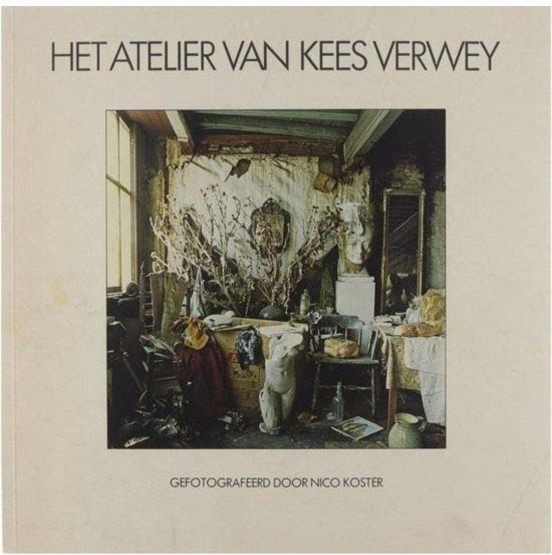 HET ATELIER VAN KEES VERWEY. Gefotografeerd door Nico Koster, Ophalen of Verzenden, Gelezen