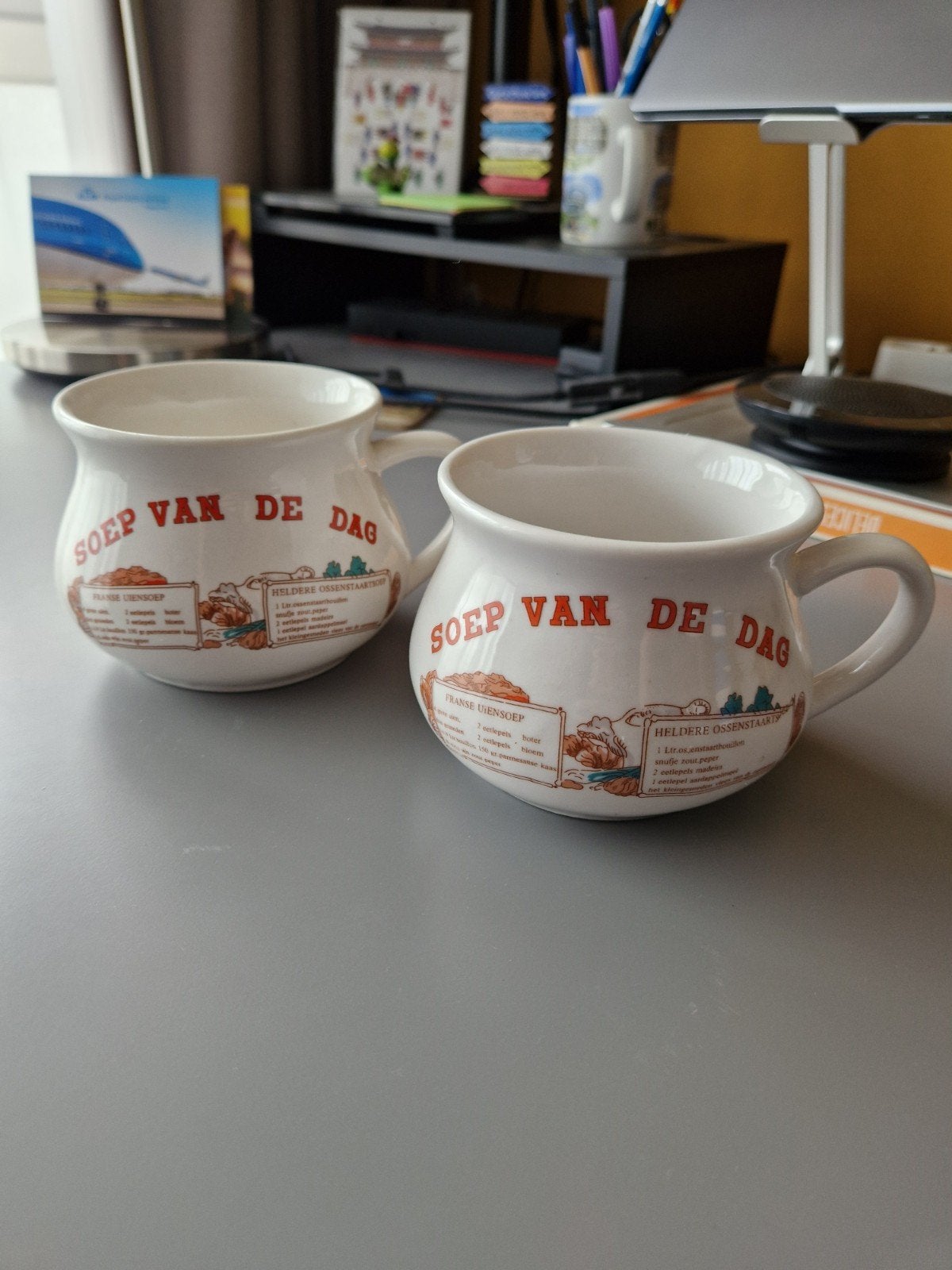 2 Soepkommen 'Soep van de Dag', Huis en Inrichting, Keuken | Servies, Ophalen of Verzenden, Gebruikt, Keramiek, Kom(men)