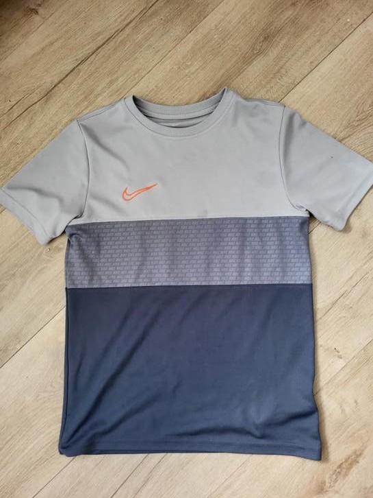 Nike T-shirt grijs/blauw met oranje logo unisex 152 💫, Kinderen en Baby's, Kinderkleding | Maat 152, Ophalen of Verzenden, Zo goed als nieuw