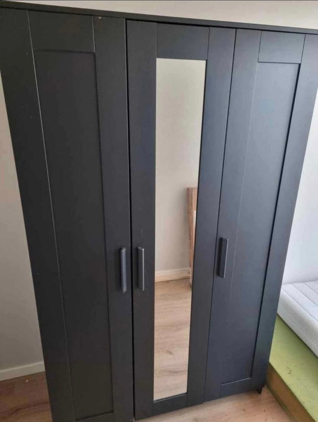 Ikea Brimnes 3-door wardrobe with mirror( perfect condition), 100 tot 150 cm, Ophalen of Verzenden, Zo goed als nieuw, 150 tot 200 cm
