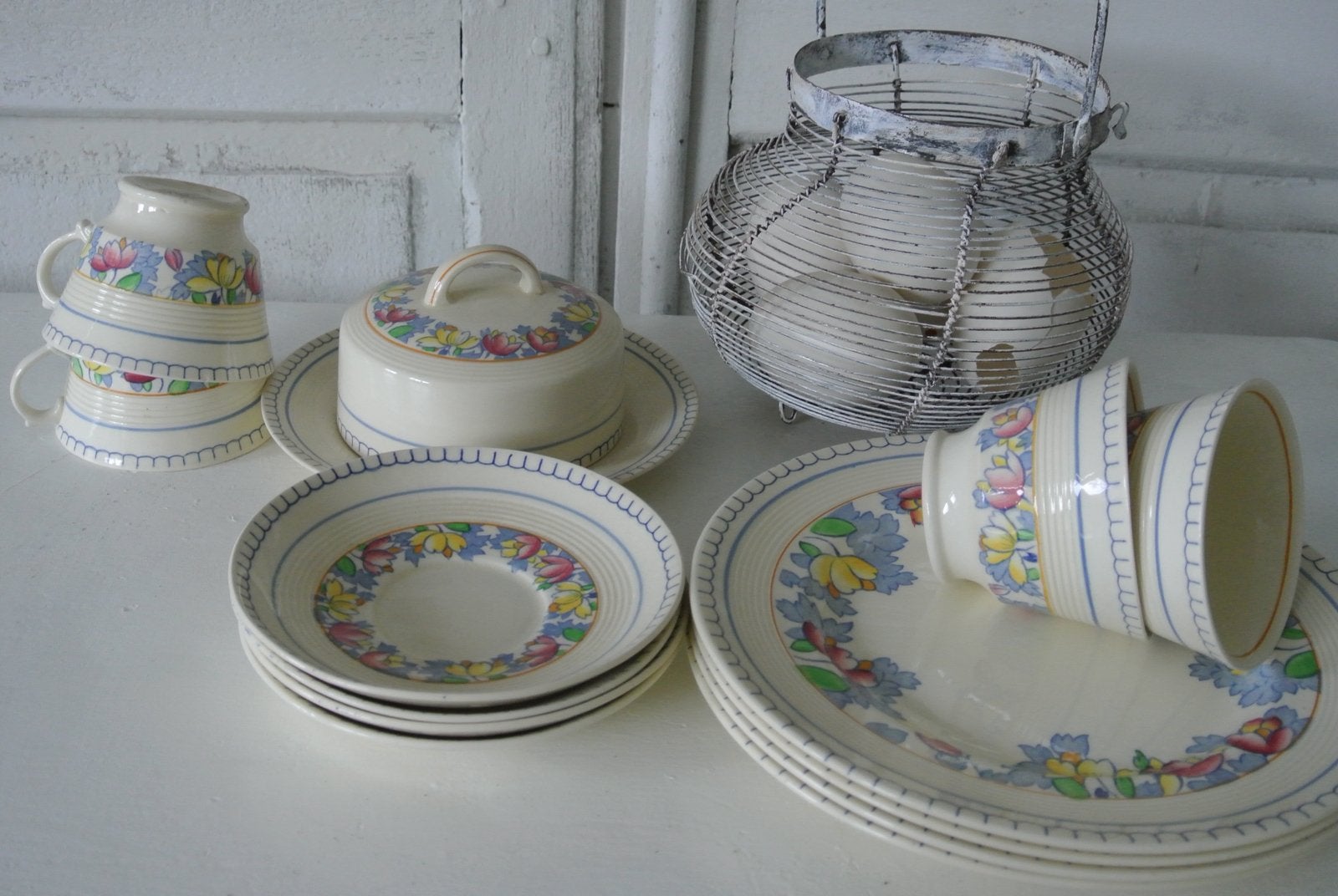Oud floral 4-delig servies -gestempeld -met botervloot, Ophalen