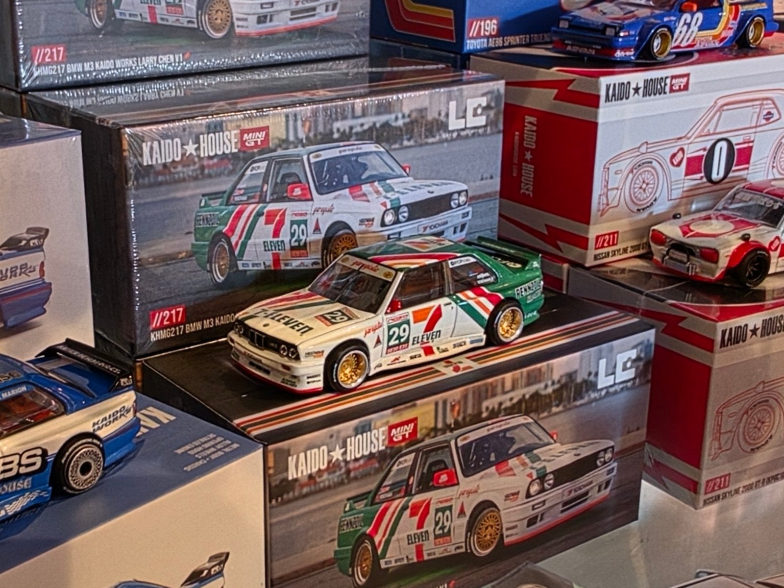BMW M3 Kaido Works Larry Chen V1 (7-Eleven Livery) 1:64, Auto, Nieuw, Ophalen of Verzenden, Mini GT Kaido House