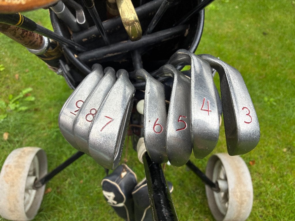 Foto 4 van antieke golfclubs