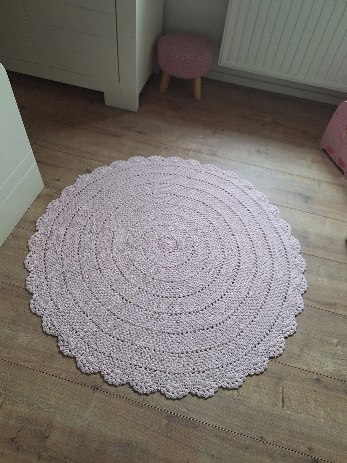 Gehaakt rond vloerkleed - 110 cm doorsnede, Rond, Ophalen of Verzenden, Zo goed als nieuw, 100 tot 150 cm