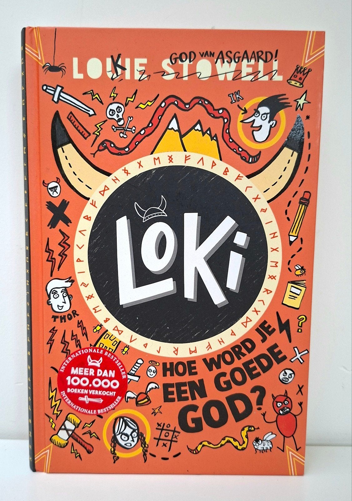 Boek Loki: Hoe word je een goede god? - Louie Stowell, Ophalen of Verzenden, Nieuw, Louie Stowell, Fictie