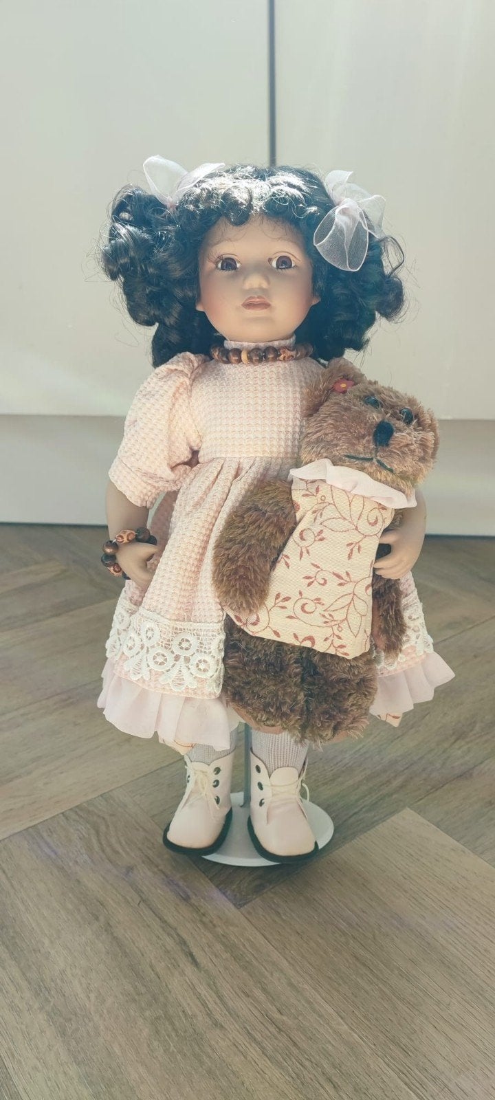 nette pop. meisje 42 cm. wordt geleverd met standaard, Verzamelen, Ophalen, Gebruikt, Pop