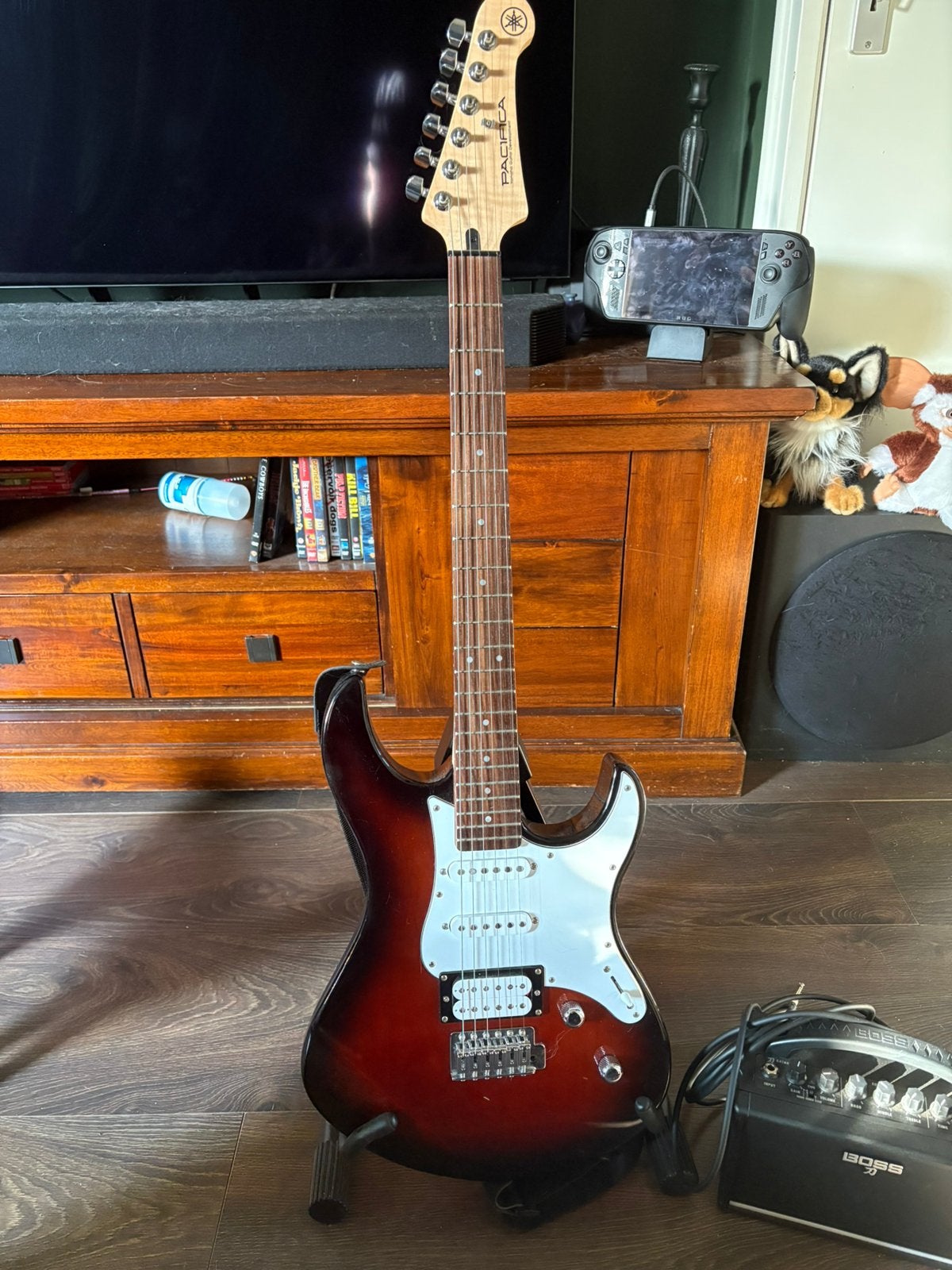 Yamaha Pacifica 112v met Boss Katana Mini versterker, Muziek en Instrumenten, Met versterker, Zo goed als nieuw, Solid body, Ophalen