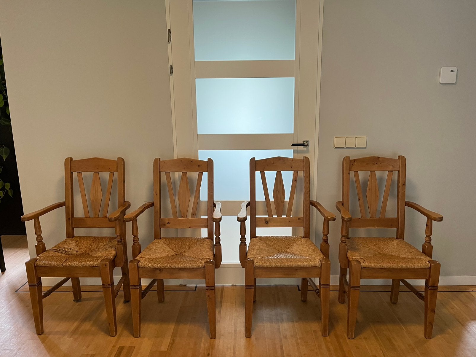 Gratis: 4 houten stoelen, Huis en Inrichting, Ophalen, Gebruikt, Bruin