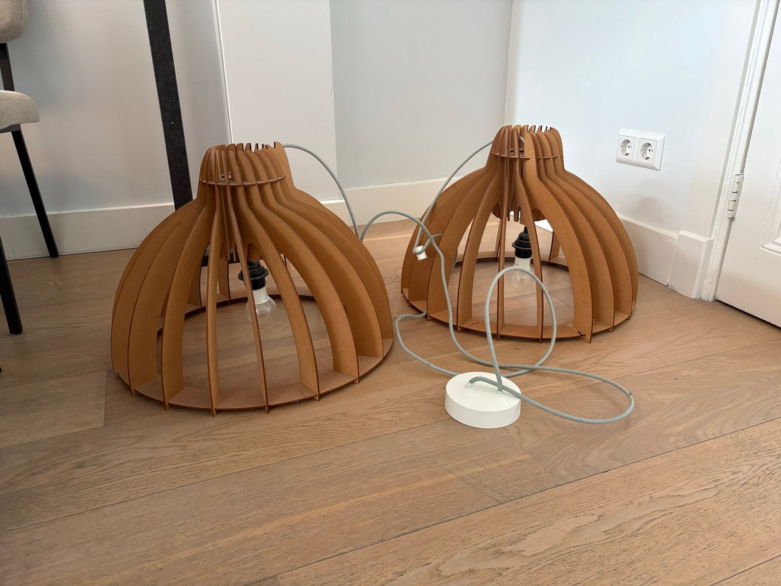 Set van 2 houten design hanglampen Van Tjalle en Jasper, Ophalen of Verzenden, Zo goed als nieuw, Hout, E27 (groot)