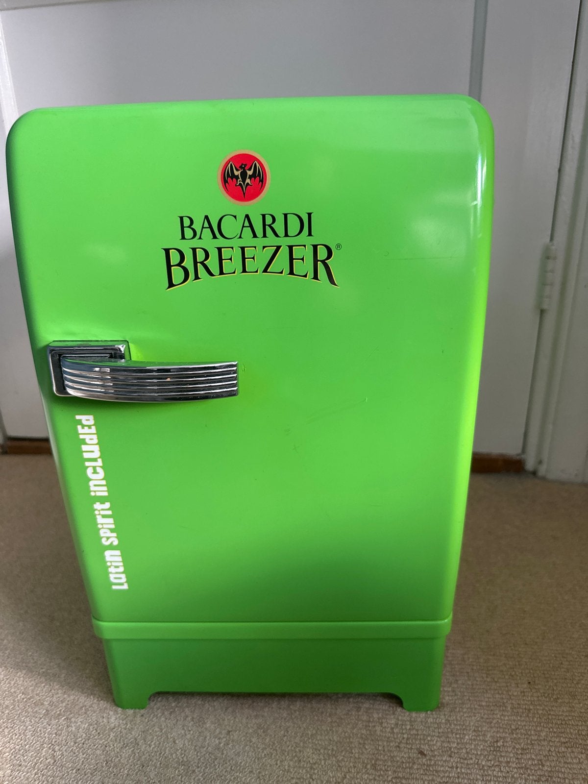 Bacardi Breezer Mini Koelkast - Draagbaar en Uniek, Ophalen, Minder dan 75 liter, Zonder vriesvak, Gebruikt