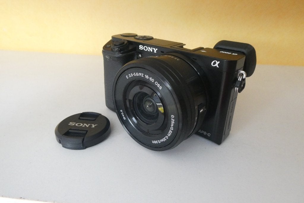 Sony Cubershot A6000 + Sony 16-50mm OSS lens maar 1362 kliks, Audio, Tv en Foto, Fotocamera's Digitaal, Geheugenkaart, Kantelbaar/draaibaar scherm