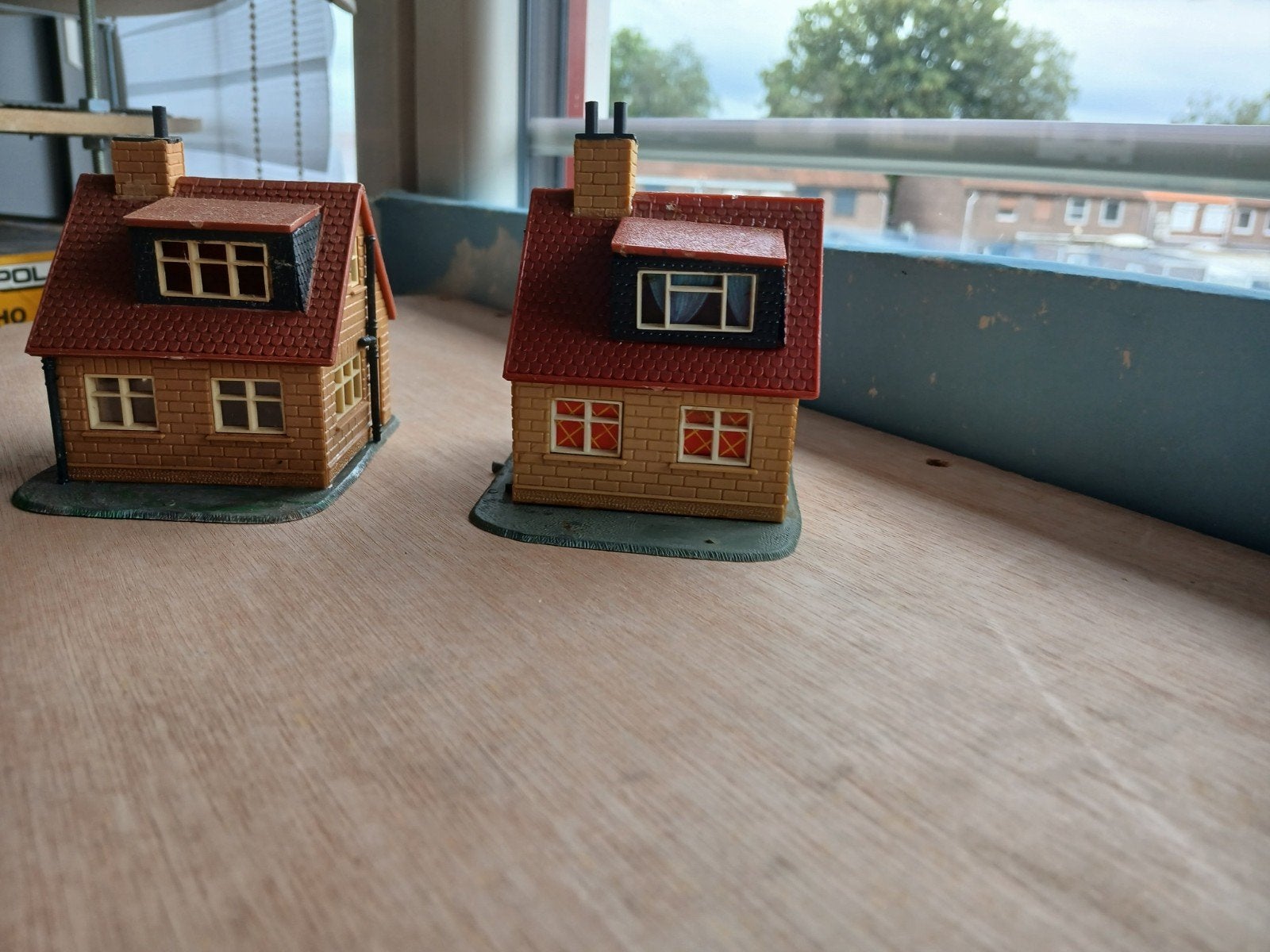 2 Huisjes voor HO of N spoorbaan, Hobby en Vrije tijd, Modeltreinen | H0, Ophalen of Verzenden, Gebruikt, Brug, Tunnel of Gebouw