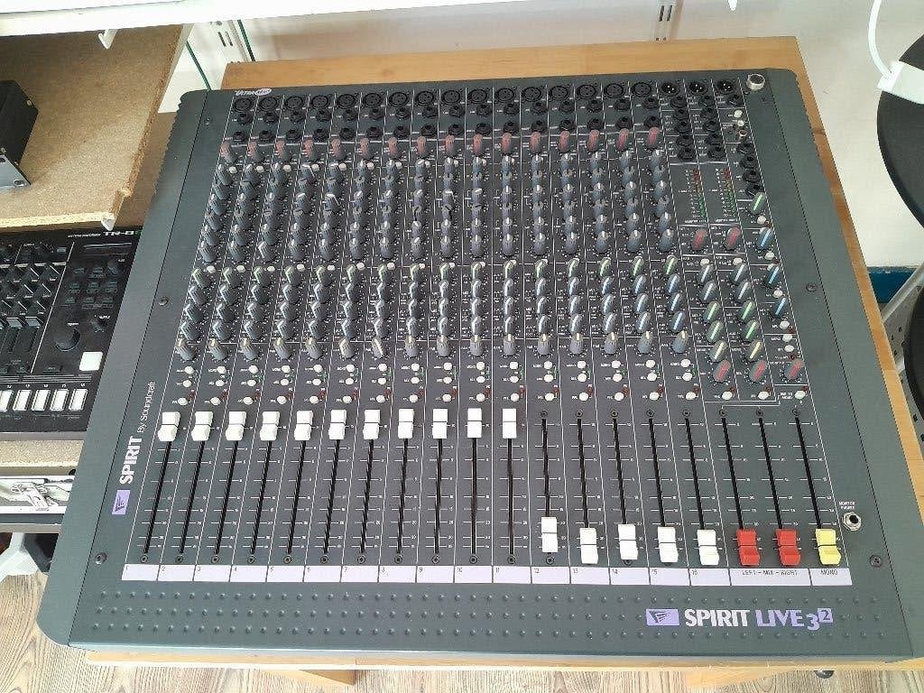Soundcraft Spirit Live 3-2 (16 mono kanaal mengpaneel), Ophalen, Gebruikt, 10 tot 20 kanalen