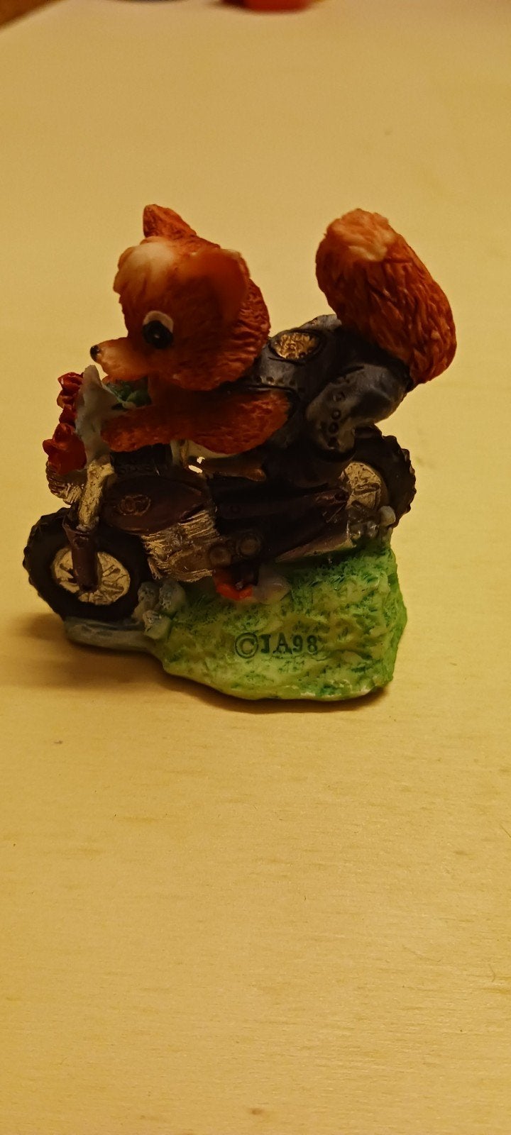 beeldje van een vos op een scooter, Ophalen of Verzenden, Zo goed als nieuw, Dier