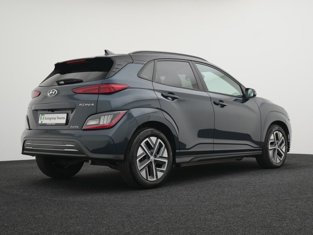 Hyundai KONA EV Premium 64 kWh | Wit leder | Navigatie | Cam, Auto's, 12 maanden, 0 cilinders, Gebruikt, Blauw
