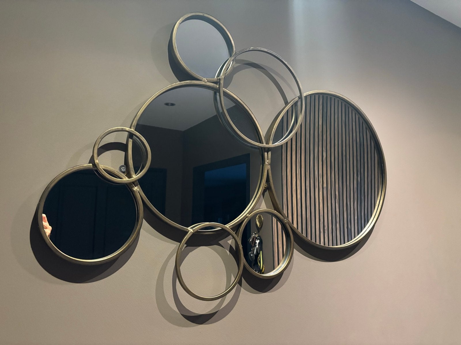 Gouden spiegel met ronde vormen, Huis en Inrichting, Woonaccessoires | Spiegels, 100 tot 150 cm, Rond, Ophalen of Verzenden, Zo goed als nieuw