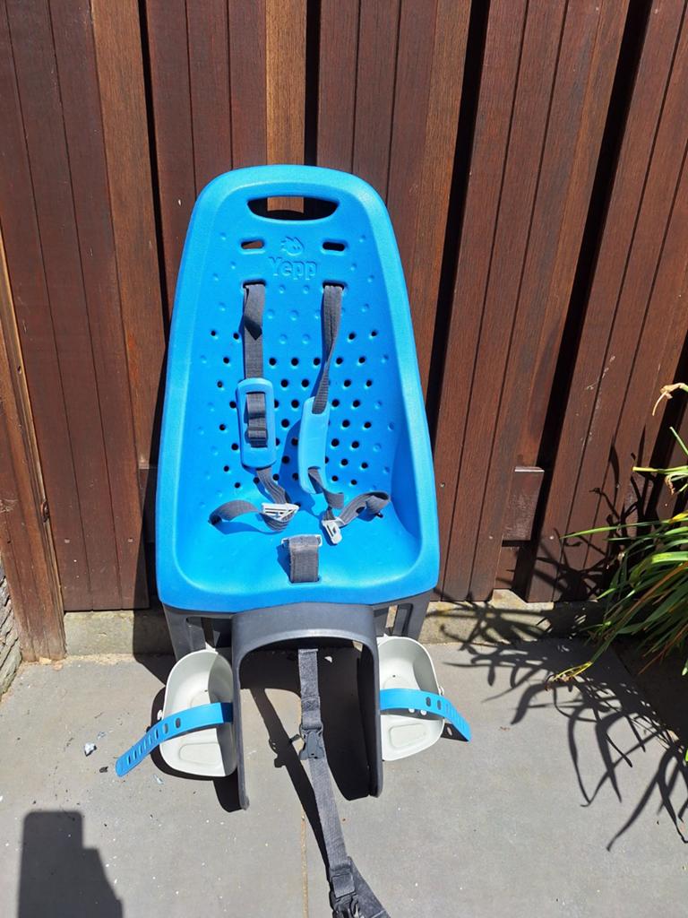 Yepp Achterzitje Fietsstoeltje Blauw met Voetsteuntjes, Ophalen, Gebruikt, Voetsteuntjes