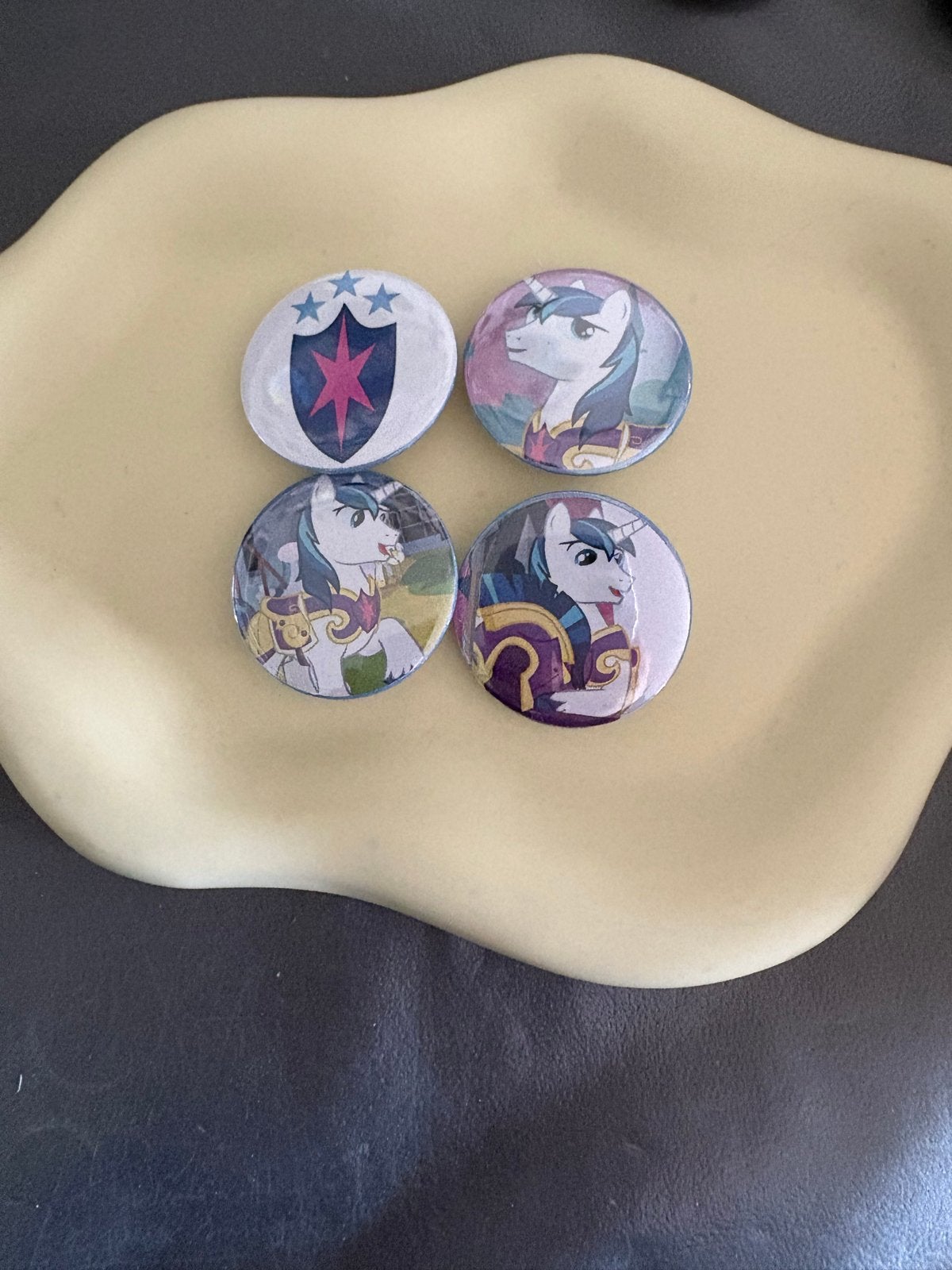 My Little Pony Buttons van Shining Armor- Set van 4, Verzamelen, Speldjes, Pins en Buttons, Verzenden, Nieuw, Figuurtje, Button