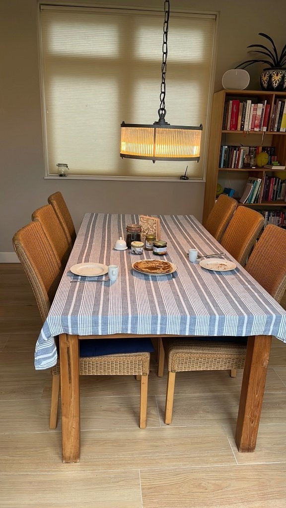 Mooie robuuste teak eettafel, poten zijn demontabel, Huis en Inrichting, Ophalen, Gebruikt, Strak  klassiek, Teakhout
