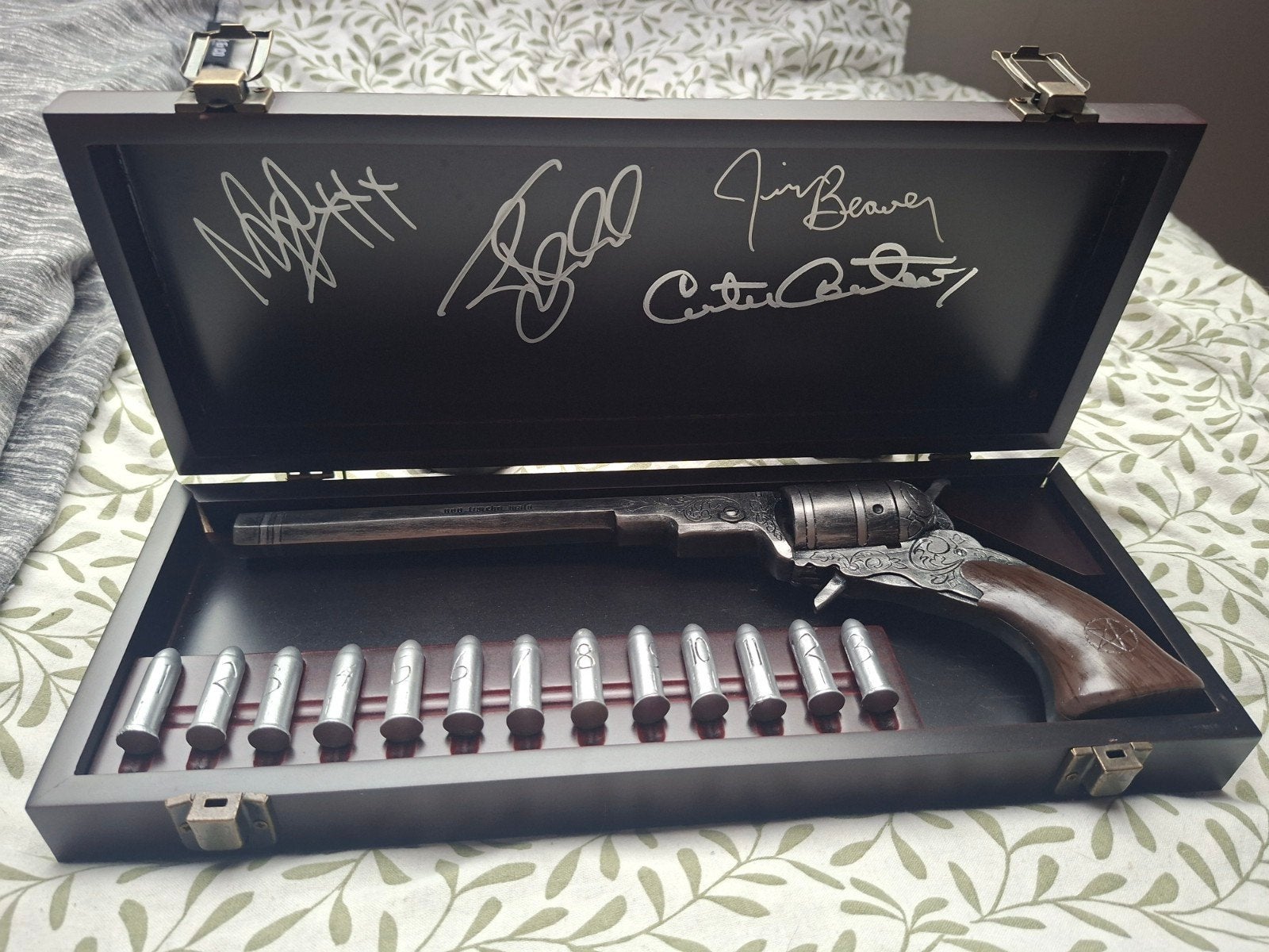 Supernatural Colt replica gesigneerd door 4 castleden, Ophalen of Verzenden