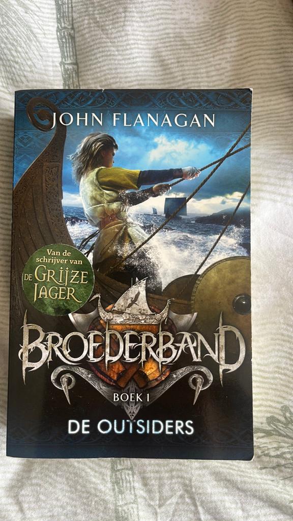 Broederband deel 2 en 4 - John Flanagan, Ophalen of Verzenden, Gelezen