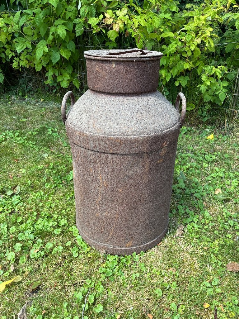 Vintage antieke melkbus verroest roestig, Ophalen