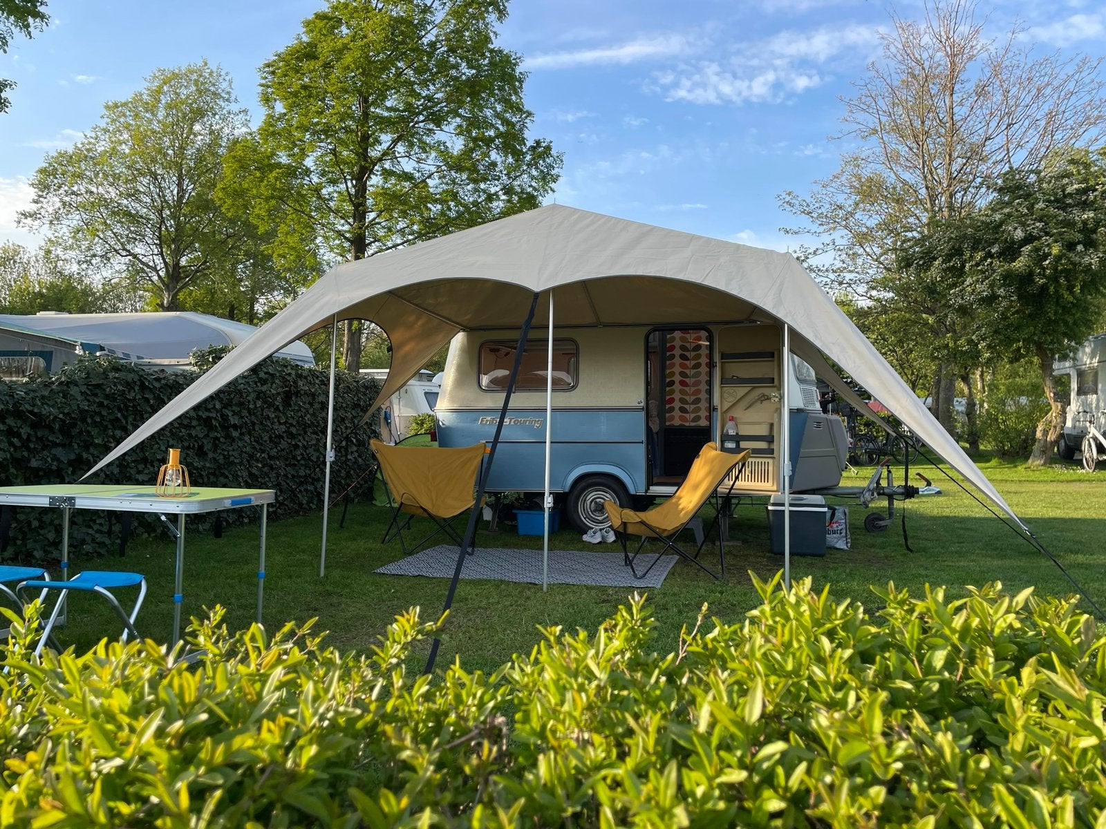 Vintage caravan te huur voor glamping vakantie op wielen