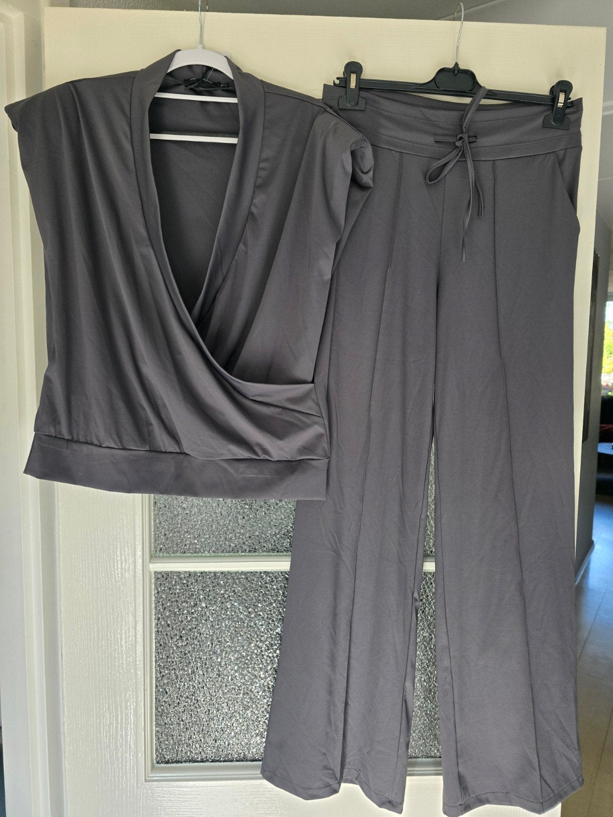 nieuw travel set grijs ml= tm 42, Kleding | Dames, Ophalen of Verzenden, Nieuw, Maat 42/44 (L), Grijs