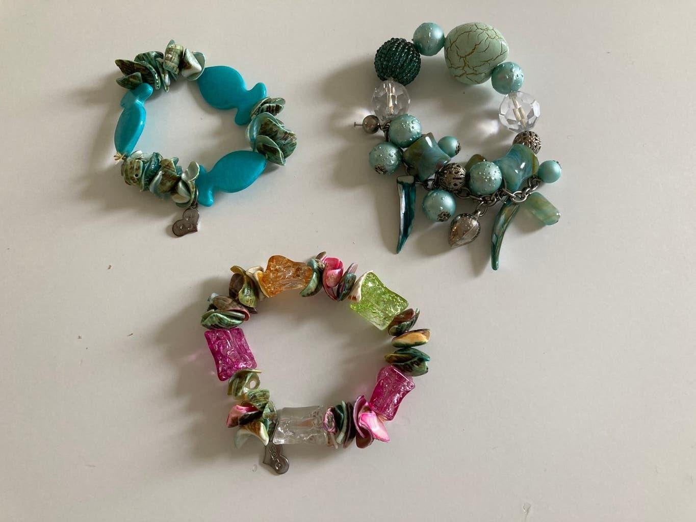 Dames armbanden zomerse stijl veelkleurig elastisch, Sieraden, Tassen en Uiterlijk, Gebruikt, Overige kleuren, Ophalen of Verzenden