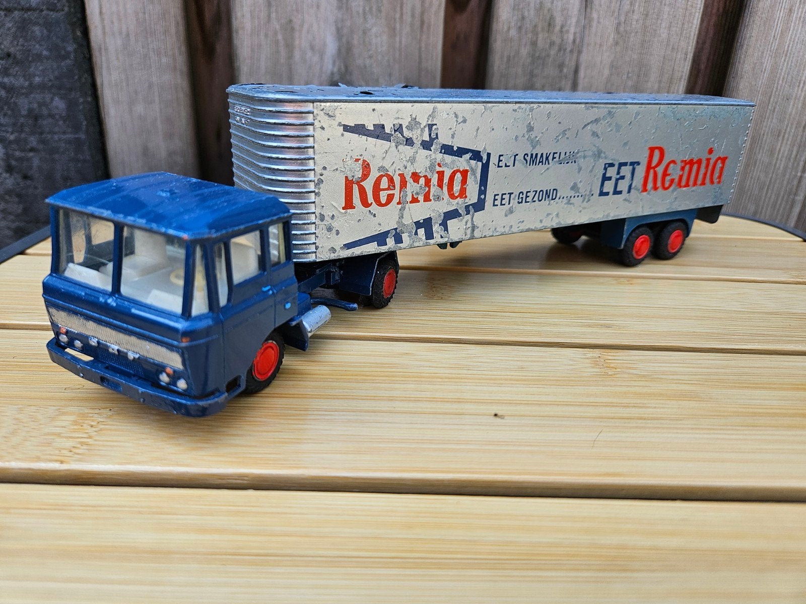 Lioncar Daf 2600 Remia eurotrailer 1:50 metaal, Ophalen of Verzenden, Gebruikt, Bus of Vrachtwagen, Lion Toys