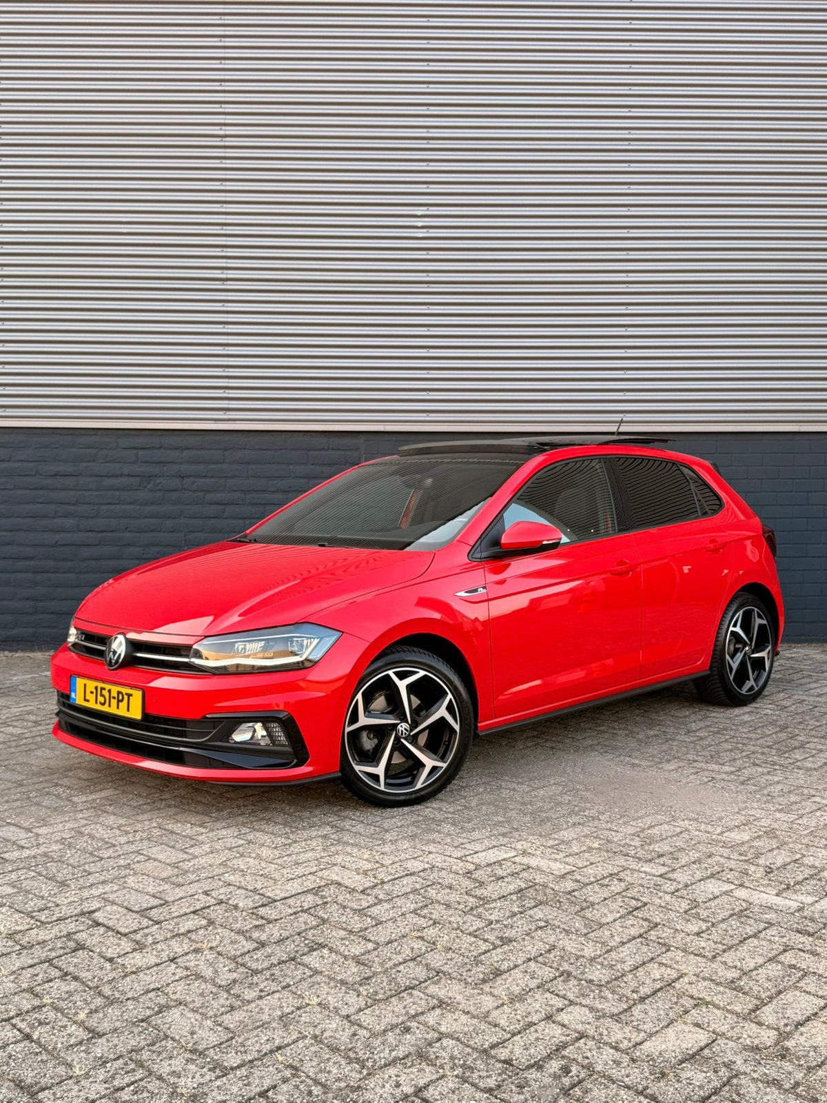 Volkswagen Polo 3x R-line facelift 1.0 TSI 110pk automaat, Auto's, Parkeerassistent, 4 cilinders, Alcantara, 49 €/maand