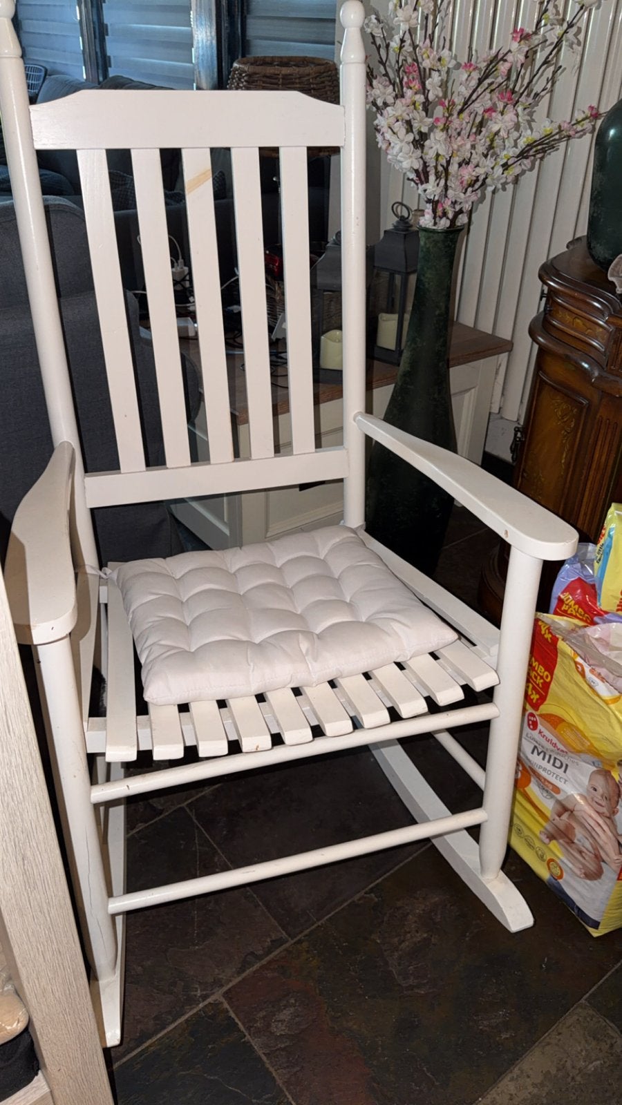 Witte Schommelstoel met Kussentje - Babykamer/Veranda, Huis en Inrichting, Stoelen, Ophalen, Gebruikt, Wit, Eén