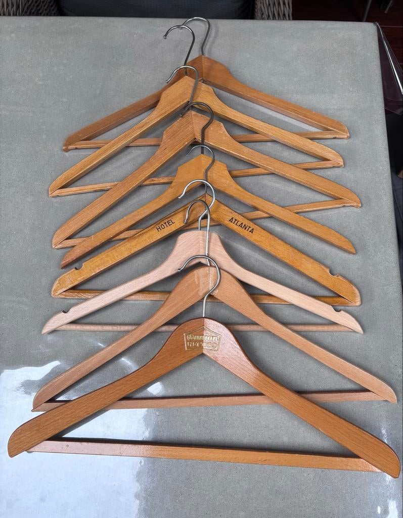 GRATIS: 8 Houten Kledinghangers - Diverse Modellen, Kleding | Dames, Kledinghangers, Ophalen, Gebruikt, Hout, Volwassenen