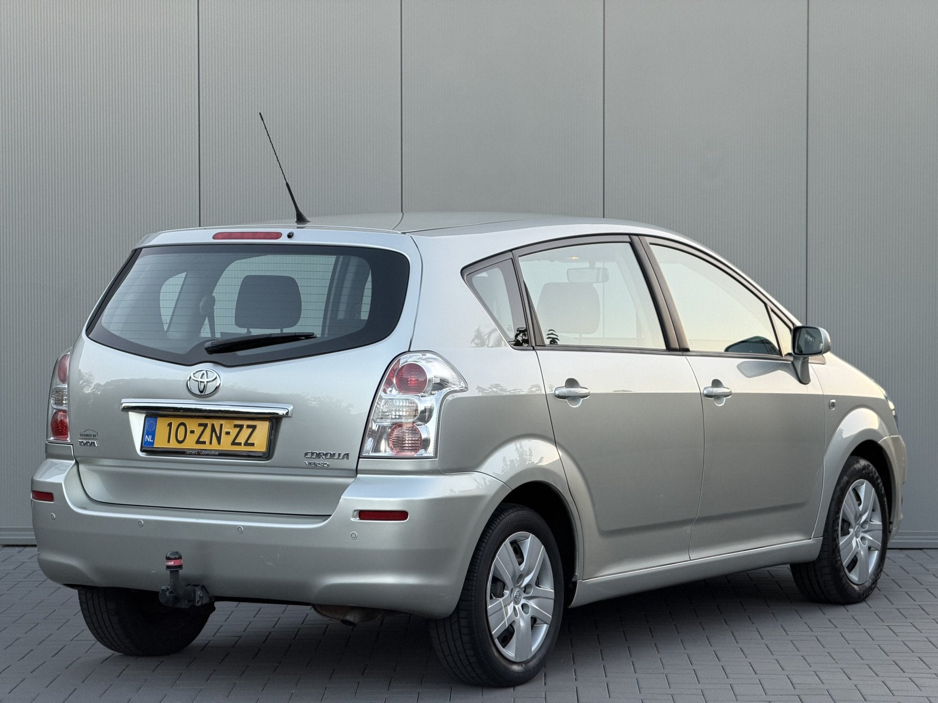 Toyota Verso 1.6 VVT-i Sol | Airco | Navigatie | Trekhaak |, Auto's, Gebruikt, Zwart, 4 cilinders, Origineel Nederlands